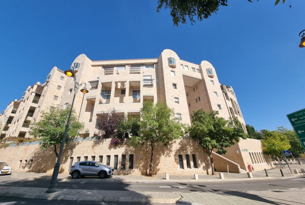 LArge semi privat house for sale in Jerusalem