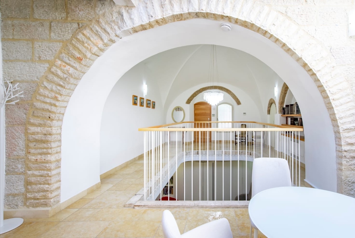 Luxury Home With Beautiful Upscale Design